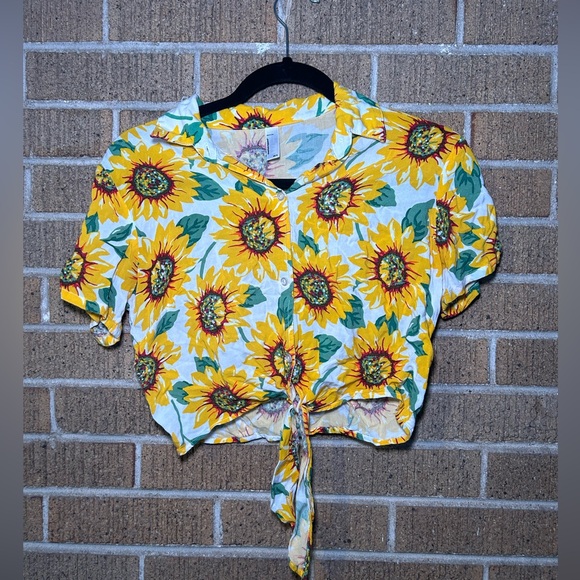 American Apparel Tops - Cropped American Apparel Sunflower Shirt XS/S